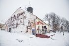 Widok na budynek z muralem z oddalenia