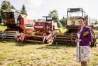 Marta Malec-Lech stoi obok traktorów