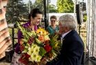 Marta Malec-Lech odbiera kwiaty od gospodarza uroczystości