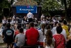 ludzie zgromadzeni na pikniku