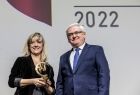 Wicemarszałek Józef Gawron z laureatką nagrody trzymającą statuetkę