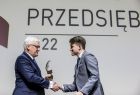 Laureat odbiera nagrodę z rąk wicemarszałka Józefa Gawrona