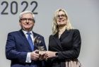 Laureatka wraz z wicemarszałkiem trzymają wspólnie statuetkę