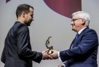 Wicemarszałek Józef Gawron przekazuje nagrodę i składa gratulacje