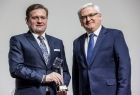 Laureat trzyma statuetkę