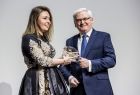 Laureatka nagrody z wicemarszałkiem Józefem Gawronem