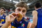 siatkarz z Włoch gryzie medal