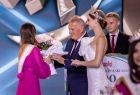 Grzegorz Biedroń i ustępująca Miss Polski wręczają kwiaty laureatce.