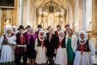 Iwona Gibas z zarządu województwa wraz członkami zespołu śpiewaczego w strojach ludowych