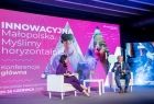 Rozmowa inaugurująca festiwal, prowadząca rozmawia z wicemarszałkiem Józefem Gawronem