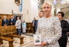 Iwona Gibas z zarządu województwa trzymająca niewielki portret śp. Antoniny Małysiak