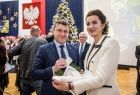 Członek zarządu Marta Malec-Lech i radny Wojciech Skruch trzymający koszyczek z opłatkami.