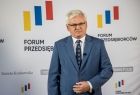 Wicemarszałek Józef Gawron na tle ścianki z napisem "Forum Przedsiębiorców"