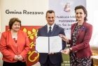 Marta Malec-Lech z zarządu województwa stoi z dyrektor szkoły oraz wójtem Rzezawy.