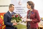 Wójt Rzezawy przekazuje bukiet kwiatów Marcie Malec-Lech z zarządu województwa.