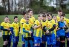 młodzi piłkarze z Iwkowej podczas otwarcia tężni