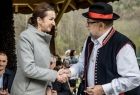 Marta Malec-Lech podaje rękę jednemu z mieszkańców