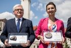 Członek Zarządu Marta Malec-Lech i wicemarszałek Józef Gawron z pamiątkowymi prezentami. 