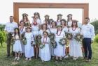 Grupa dziewcząt w białych sukienkach i wiankach