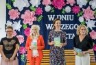 Marta Malec-Lech z zarządu województwa, Beata Kania dyrektor biblioteki, Wioletta Dyngosz-Sapeta dyrektor przedszkola oraz jedna z mam stoją w przedszkolnej sali. W tle widoczne kwiaty.