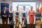 Wspólne zdjęcie laureatów wraz Martą Malec-Lech z zarządu województwa i radnym Rafałem Kosowskim.