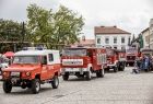 Pojazdy strażackie jadą w kolumnie