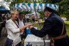 Iwona Gibas z zarządu województwa rozmawia z mężczyzną w przebraniu retro