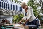 Iwona Gibas przegląda albumy ze zdjęciami z epoki