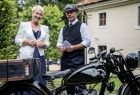 Mężczyzna w stroju retro prezentuje zabytkowy motor