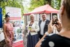 Iwona Gibas pozuje do pamiątkowego zdjęcia z burmistrzem Jarosławem Okoczukiem