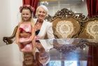 Iwona Gibas z zarządu województwa pozuje do zdjęcia z dziewczynką w sukience w stylu retro