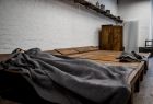 Proste, historyczne drewniane łóżka w Forcie Borek