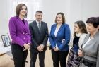 Marta Malec-Lech z zarządu województwa stoi wraz z pozostałymi uczestnikami wydarzenia.