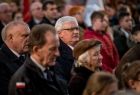 Wicemarszałek Józef Gawron stoi w kościele na mszy.
