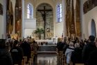 Widok na ołtarz w kościele.