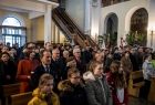 Uczestnicy mszy w kościele.