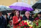 Wicemarszałek Józef Gawron i Marta Malec-Lech z zarządu województwa stoją pod parasolem.