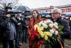 Wicemarszałek Józef Gawron i Marta Malec-Lech z zarządu województwa składają kwiaty przed tablicą.