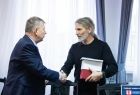 Marszałek Witold Kozłowski wita się z dr hab. Stanisławem Brachem.