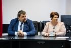 Poseł Patryk wicher i przewodnicząca rady gminy Moszczenica, siedzą obok siebie.