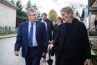 Marszałek Witold Kozłowski i dr hab. Stanisław Brach idą ulicą .