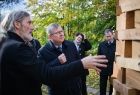 Marszałek Witold Kozłowski i dr hab. Stanisław Brach, oglądają piec do wypalania rzeźb. 
