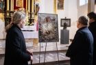 Marszałek Małopolski Witold Kozłowski, ogląda obraz ceramiczny autorstwa Stanisława Bracha, umieszczony na sztaludze we wnętrzu kościoła. 