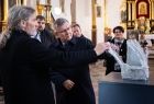 Marszałek Małopolski i Stanisław Brach oglądaj jedną z rzeźb artysty. Praca umieszczona jest na podeście wewnątrz kościoła. 