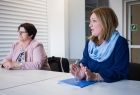 Dyrektor Centrum rodziny i przewodnicząca rady gminy Moszczenicy, siedzą przy białym stole. 