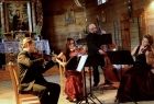 Koncert smyczkowy, czterech muzyków gra na instrumentach