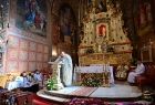 Widok na ołtarz w kościele w Ludźmierzu oraz wypowiadającego się w baranicy górala