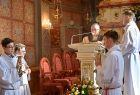 Widok na ołtarz w kościele w Ludźmierzu oraz zbliżenie na Księdza prowadzącego Mszę Świętą 