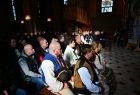 widok na siedzących w kościele zaproszonych gości od lewej Tomasz Hamerski oraz inni zaproszeni goście