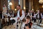 Widok na górali w kościele składających przez ołtarzem symboliczne dary